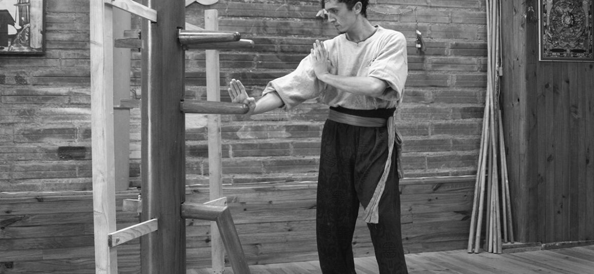 Gum-sao-au-mannequin-de-bois-par-sifu-Stephane-Serror-academie-wing-chun-kung-fu-toulouse