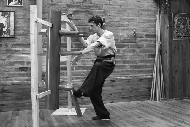 Garn-sao-au-mannequin-de-bois-par-sifu-Stephane-Serror-stage-wing-chun-kung-fu-yimwingchun-toulouse