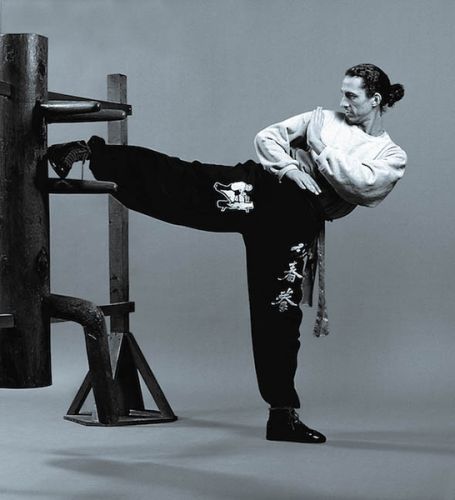 coup-de-pied-coup-de-pelle-par-sifu-didier-beddar-mannequin-de-bois-paris-adwct-wing-chun-master